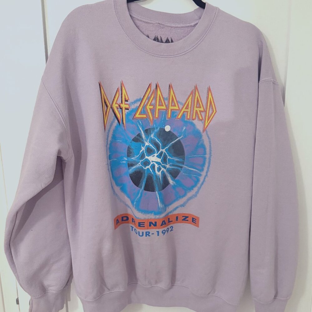 EUC Def Leppard Sweatshirt in Lavendar Color Size L